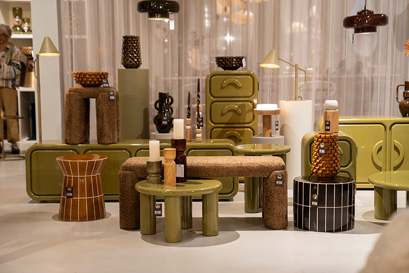 Selectie aan retro tafeltjes en kastjes die speels zijn opgesteld in de showroom.