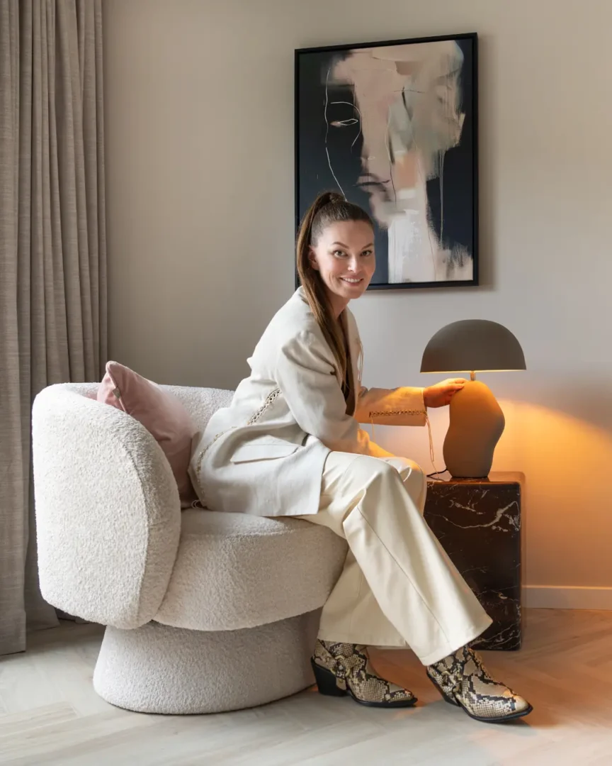 Knusse zithoek met een comfortabele, ronde fauteuil Balou - beige en een marmeren bijzettafel Side table Dice - red met warme lamp Aizu - taupe van By-Boo voor een serene, moderne sfeer.