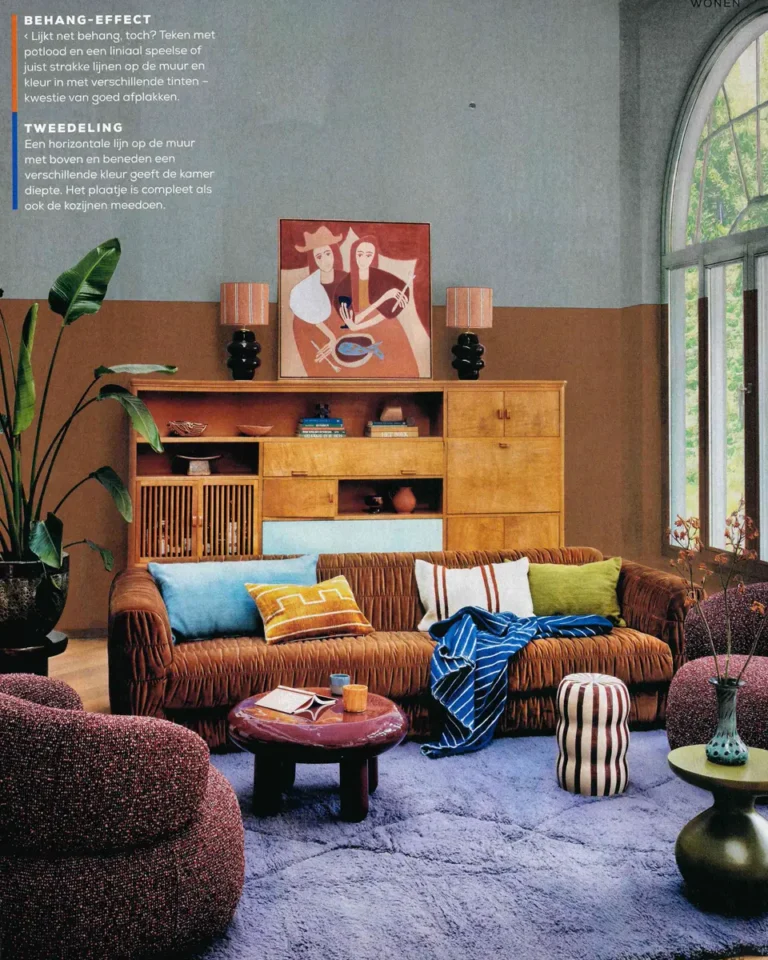 Warme, retro‑moderne woonkamer met zachte kleuren, speelse patronen en een horizontale kleurverdeling die de ruimte rust en balans geeft.