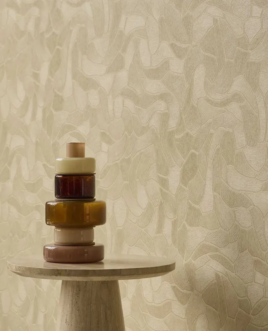 Vijf keramische vormen in harmonieuze kleuren op een stenen sokkel die een serene, moderne sfeer creëren.