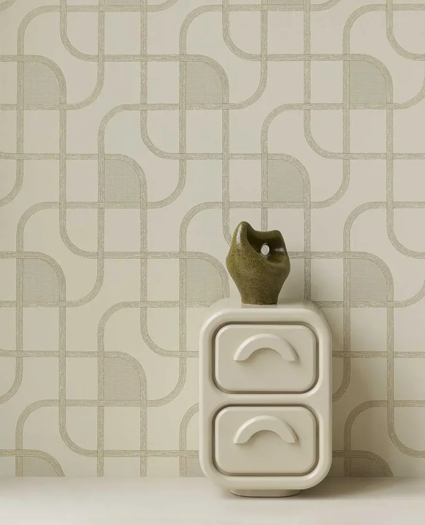 Moderne crèmekleurige kast met organisch sculptuur dat een rustige, elegante sfeer versterkt tegen een grafische wand.