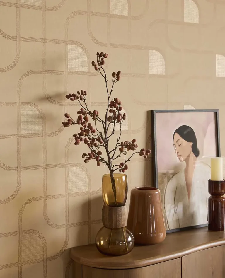 Houten dressoir met amberkleurige vaas, keramische vaas en kandelaar voor een wand met grafisch patroon en een portret.