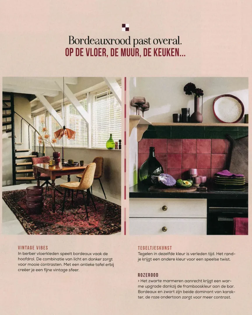 Interieurpagina met een vintage eethoek in bordeaux‑ en houttinten naast een keuken met bordeaux tegels en donkere accenten.
